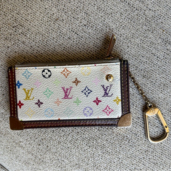 Louis Vuitton Accessories - Louis Vuitton White and Brown Key & Card Holder 🤍🖤🧡🤎💛❤️💙